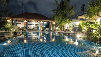 Kolam renang outdoor, dengan payung kolam renang dan kursi berjemur