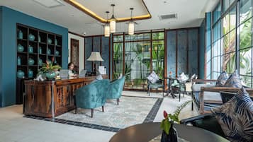 Lobby-lounge