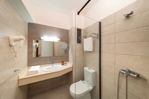 Standard Twin Room | Bathroom | Shower, eco-friendly toiletries, hair dryer, towels