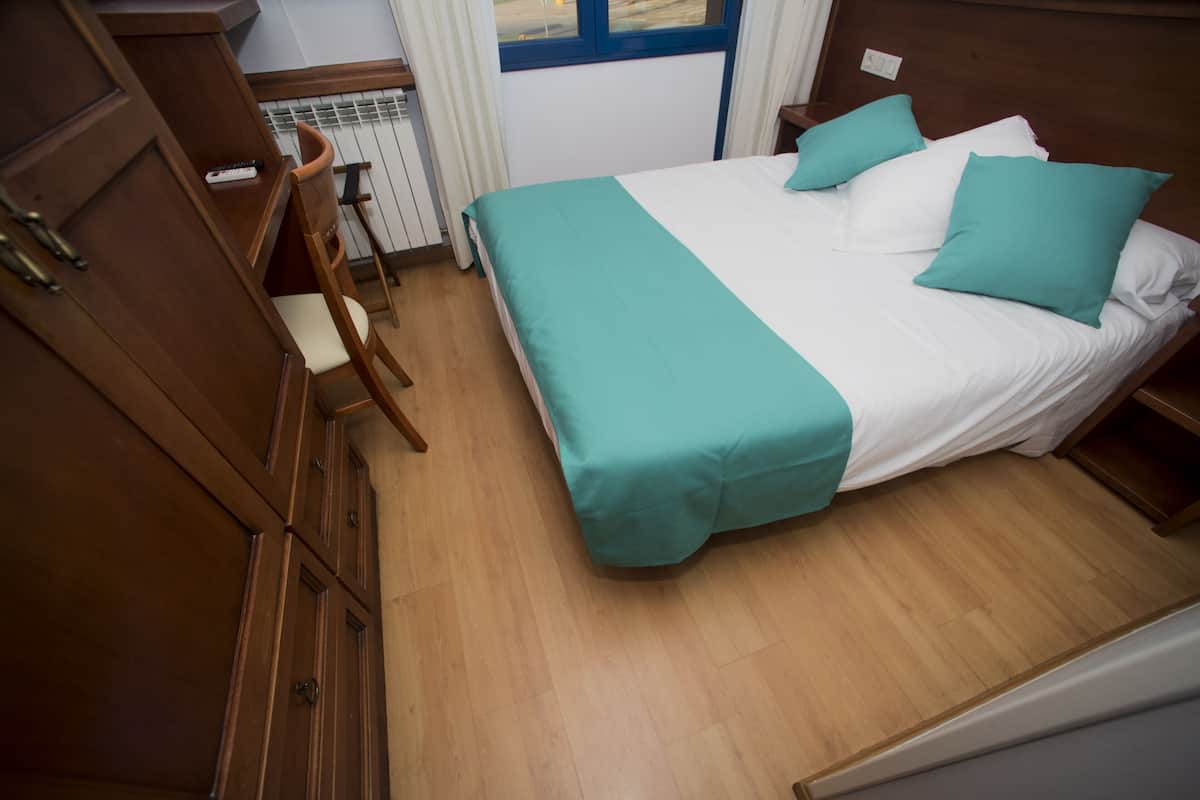 Premium bedding, down duvets, desk, blackout curtains