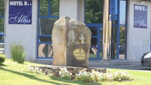 A stone monument in front of a hotel with a sign reading "HOTEL R... Alba". - Hotel Alba (Soria)