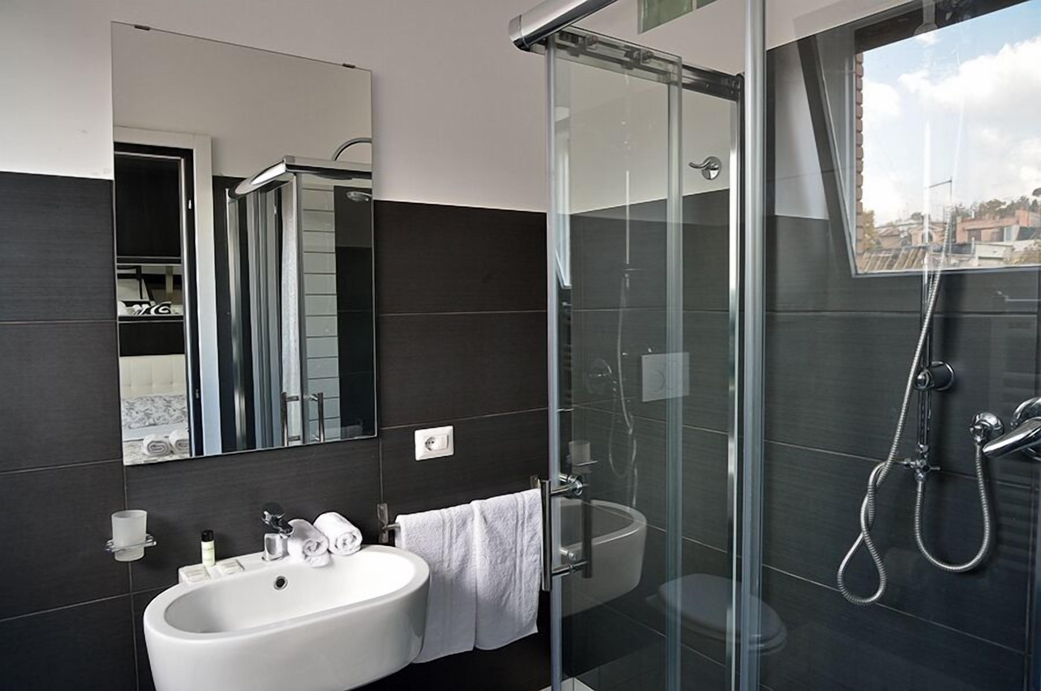 Deluxe Double Room, Ensuite, City View | Bathroom | Shower, rainfall showerhead, free toiletries, hair dryer