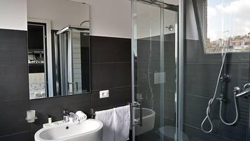 Deluxe Double Room, Ensuite, City View | Bathroom | Shower, rainfall showerhead, free toiletries, hair dryer