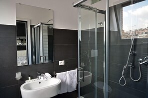 Deluxe Double Room, Ensuite, City View | Bathroom | Shower, rainfall showerhead, free toiletries, hair dryer - Black & White G&G (Rome)