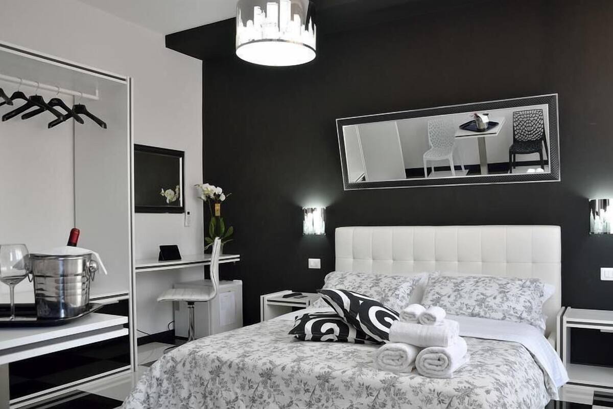 Deluxe Double Room, Ensuite, City View | Premium bedding, in-room safe, desk, iron/ironing board (on request)