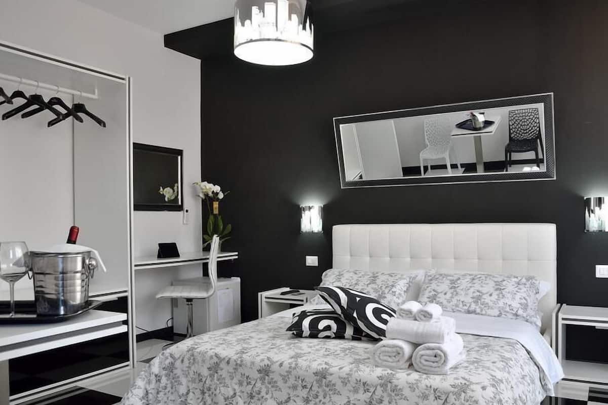 Doppia Deluxe, bagno in camera, vista città | Biancheria da letto di alta qualità, una cassaforte in camera