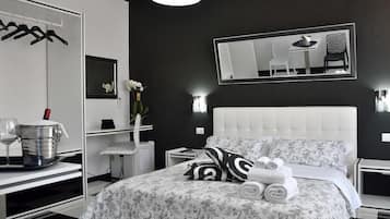 Deluxe-Doppelzimmer, mit Bad, Stadtblick | Hochwertige Bettwaren, Zimmersafe, Schreibtisch, Bügeleisen/Bügelbrett