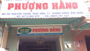Naamplaatje voor een pension genaamd PHUONG HANG, met contactgegevens en informatie over de locatie.