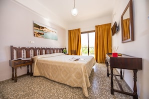 Zimmersafe, Schreibtisch, Verdunkelungsvorhänge, Bügeleisen/Bügelbrett