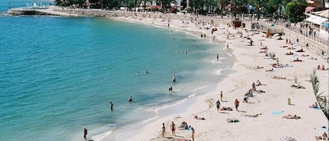 Una spiaggia nelle vicinanze