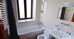 Executive Suite | Bathroom | Free toiletries, hair dryer, slippers, bidet - Hotel Georgian House (Tbilisi)