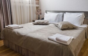 Quarto casal | Frigobar, cofres nos quartos, escrivaninha, quartos à prova de som