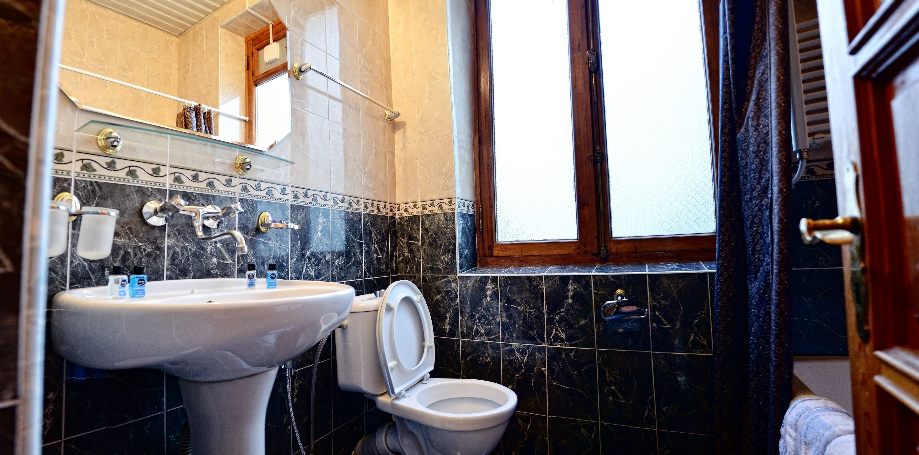 junior suite | bathroom | free toiletries, hair dryer, slippers, bidet