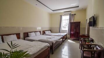 Family Room (6 people) | Minibar, desk, free WiFi, bed sheets