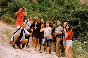 A group of people on a rocky path in a natural setting. - Hostal La Joya (Chefchaouen)
