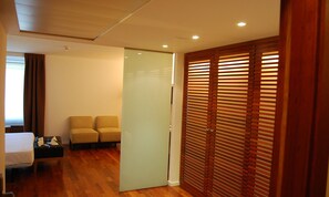 In-room safe, desk, blackout drapes, free cribs/infant beds - Hospedería San Juan de la Peña (Jaca)