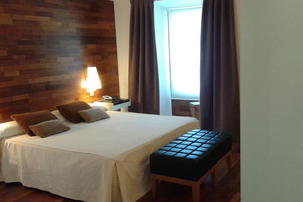 Camera Superior con letto matrimoniale o 2 letti singoli | Una cassaforte in camera, una scrivania, tende oscuranti
