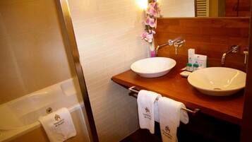 Banyera, articles de tocador gratuïts i assecador de cabells