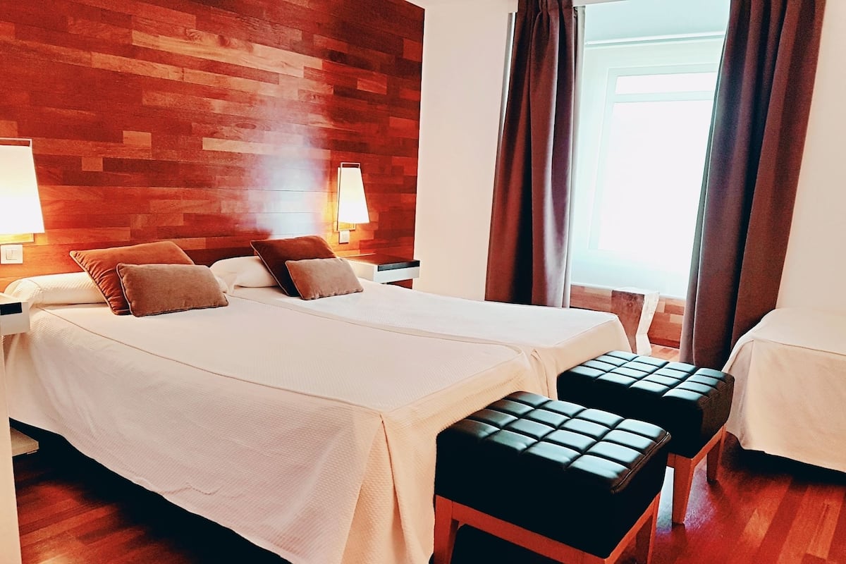 Kamar Double (with extra bed) | Brankas, meja kerja, tirai kedap cahaya, dan tempat tidur bayi gratis