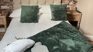 Phòng đôi tiện nghi đơn giản, có phòng tắm riêng | Bộ trải giường bằng vải cotton Ai Cập, bộ đồ giường cao cấp 