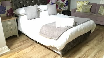 Superior Triple Room, Ensuite | Egyptian cotton sheets, premium bedding, individually decorated
