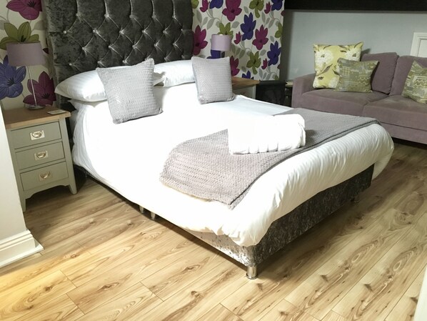 Superior trippelrum - eget badrum | Egyptiska bomullslakan och sängtillbehör av högsta kvalitet