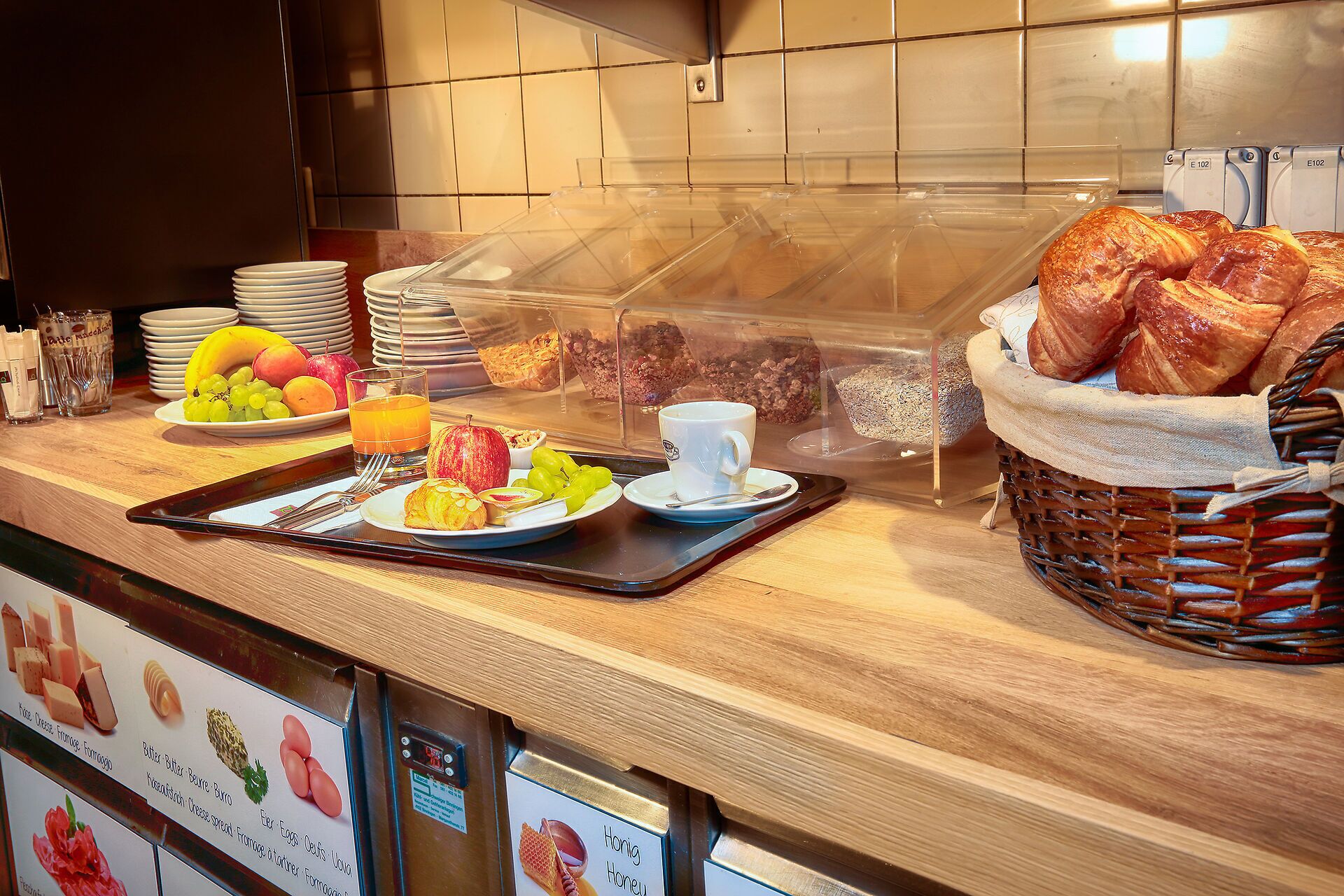 Un bufé de desayuno con diversas opciones de comida y una estación de café.