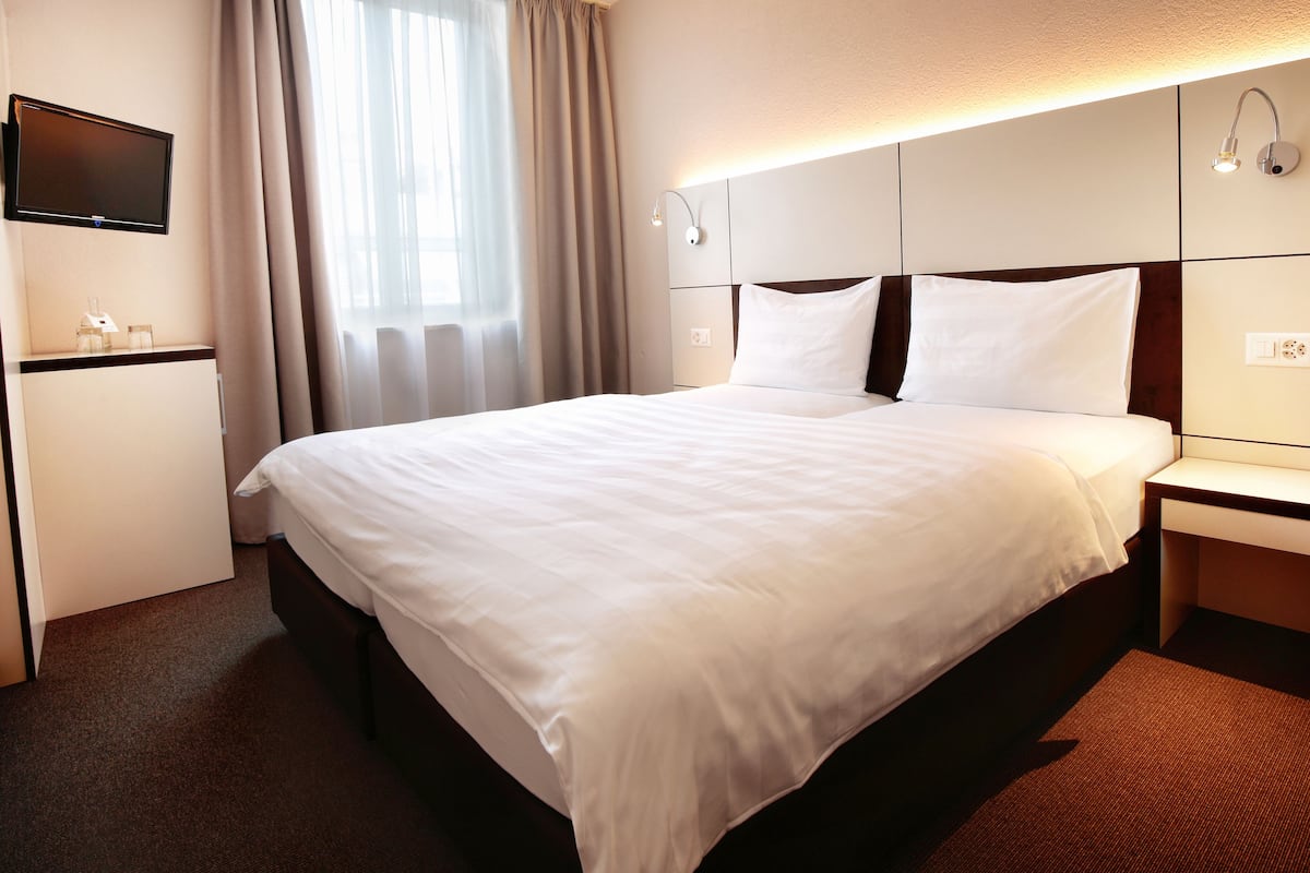 Standaard kamer, 1 twee- of 2 eenpersoonsbedden, 2 eenpersoonsbedden | Een kluis op de kamer, een bureau, verduisterende gordijnen