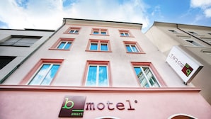 A building with a 'b motel' sign, multiple windows, and a 'smart' sign. - b_smart motel Basel (Basel)