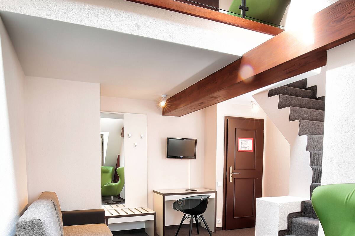Junior Suite, Multiple Beds | Living area | 40-inch flat-screen TV with cable channels, TV