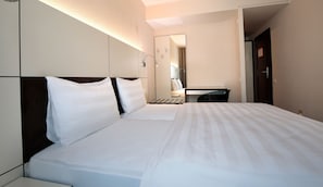 Standard Double or Twin Room, 2 Twin Beds | In-room safe, desk, blackout drapes, soundproofing