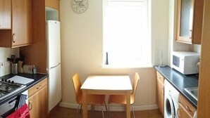 Full-size fridge, microwave, stovetop - City and Castle View Apartment (Edinburgh)