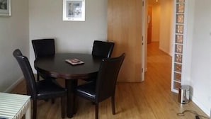 In-room dining - City and Castle View Apartment (Edinburgh)