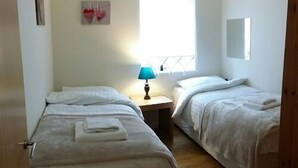 Cribs/infant beds, WiFi (free) - City and Castle View Apartment (Edinburgh)