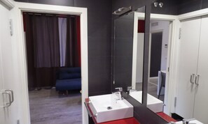 Junior Suite | Bathroom | Shower, hair dryer, towels