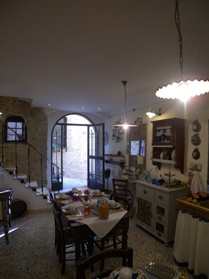 Bữa sáng nấu theo yêu cầu hàng ngày với phụ phí nhỏ