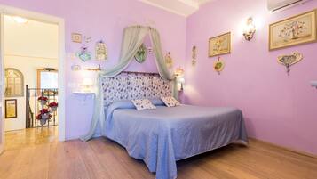 Caja de seguridad en la habitación y escritorio