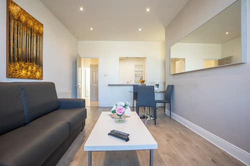 Departamento superior, 1 habitación, cocina, vista al río | Área de sala de estar | Televisión de pantalla plana