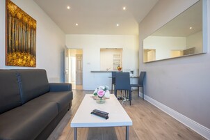 Superior Διαμέρισμα, 1 Υπνοδωμάτιο, Κουζίνα, Θέα στο Ποτάμι | Περιοχή καθιστικού | Τηλεόραση με επίπεδη οθόνη