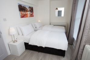 Apartamento superior, 1 quarto, cozinha, vista para o rio | Cofres nos quartos, quartos à prova de som