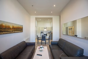 Apartamento superior, 3 quartos, cozinha, vista para o rio | Área de estar | TV de tela plana