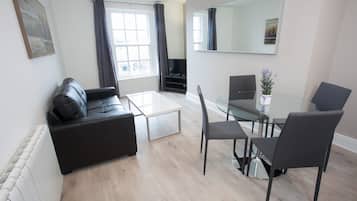 Departamento superior, 1 habitación, cocina, vista al río | Sala de estar | Televisión de pantalla plana