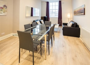 Apartamento superior, 3 quartos, cozinha, vista para o rio | Opções para refeição no quarto