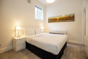 Superior-Apartment, 3 Schlafzimmer, Küche, Flussblick | Zimmersafe, schallisolierte Zimmer, Bügeleisen/Bügelbrett