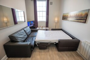 Superior-Apartment, 3 Schlafzimmer, Küche, Flussblick | Wohnbereich | Flachbildfernseher