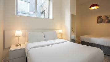 Superior appartement, 3 slaapkamers, keuken, uitzicht op rivier | Een kluis op de kamer, geluiddichte muren, een strijkplank/strijkijzer