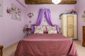Comfort Double Room, 1 Bedroom, Private Bathroom, Courtyard Area | 1 bedroom, in-room safe, individually decorated, individually furnished - Bed and Breakfast Sognando Te (Assisi)