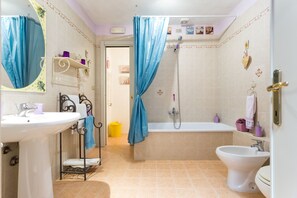 Comfort Double Room, 1 Bedroom, Private Bathroom, Courtyard Area | 1 bedroom, in-room safe, individually decorated, individually furnished - Bed and Breakfast Sognando Te (Assisi)