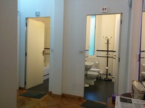 Baignoire d'eau douce, articles de toilette gratuits, bidet