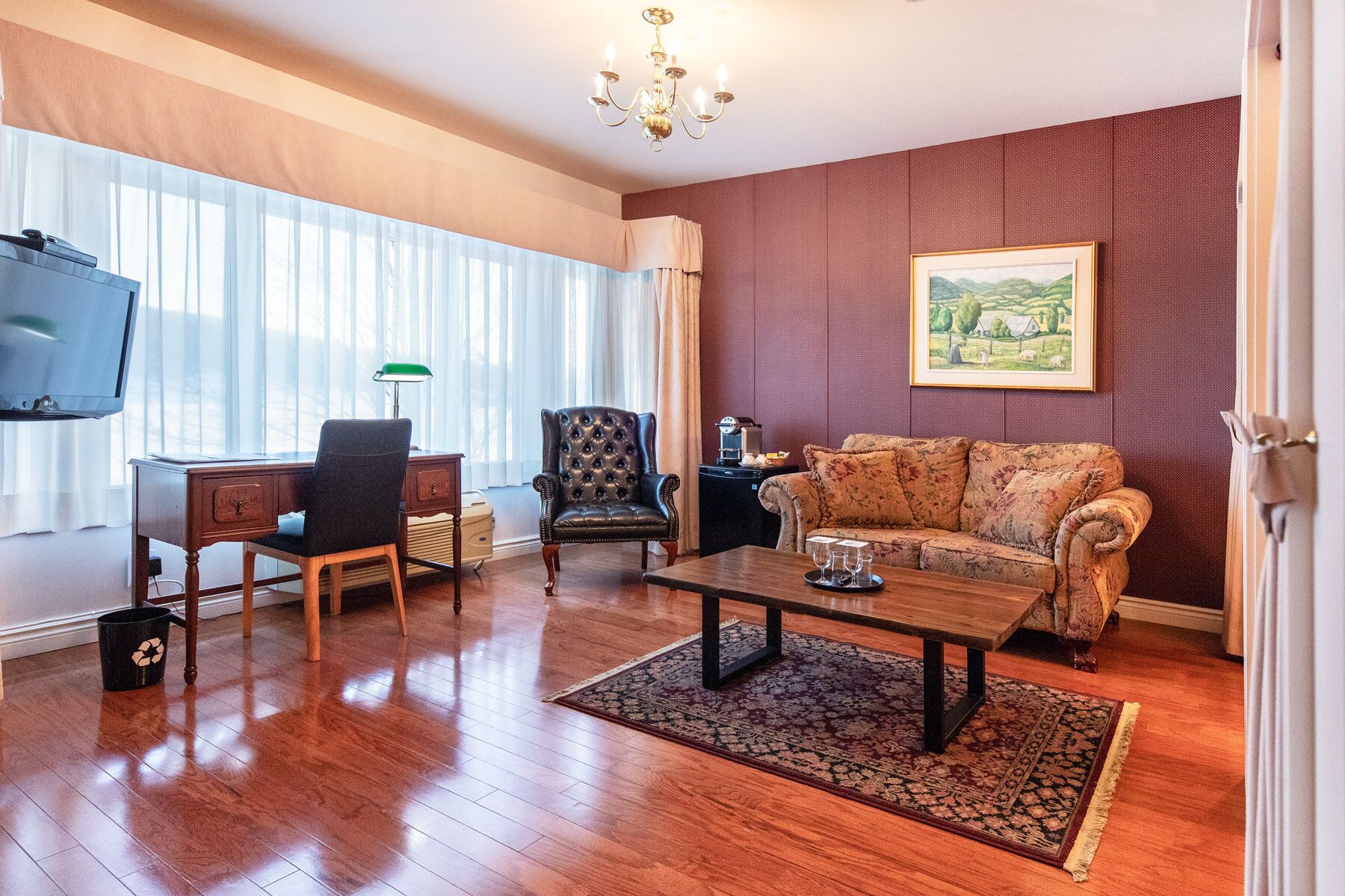 classic suite, double murphy bed | living area | flat-screen tv